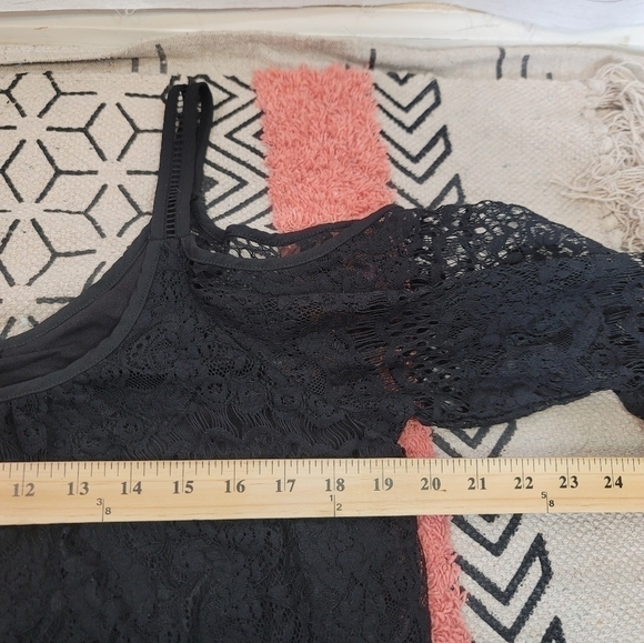 WHITE HOUSE BLACK MARKET LACE OVERLAY COLD SHOULDER BLACK BLOUSE, SZ MEDIUM - Picture 10 of 13